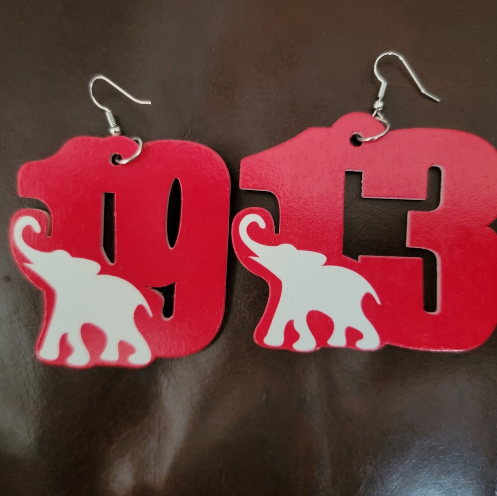 4 pair DST earrings with bonus DST make up bag - Picture 3 of 5